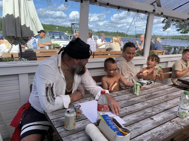 Kapten Kotte sitter med barnen
